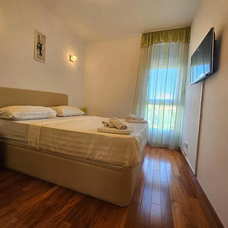 Azure *close To The Apartment Split